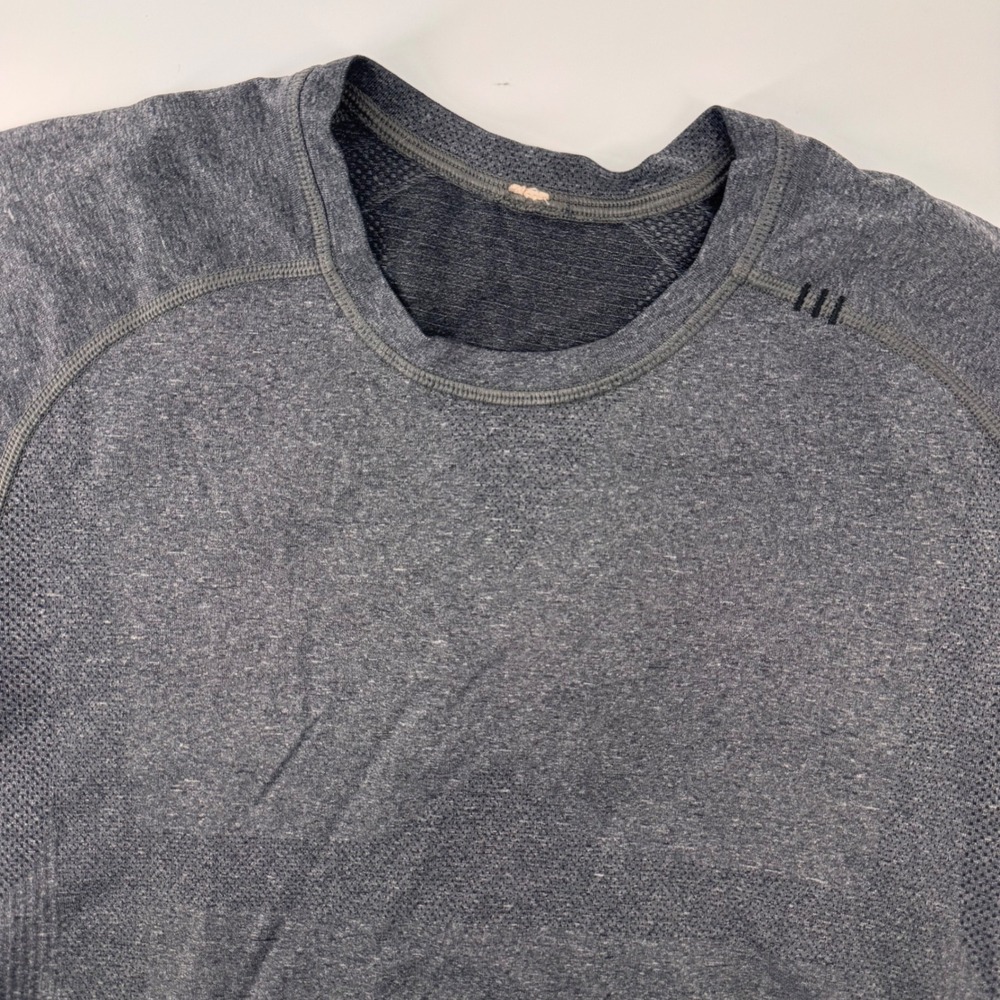 Lululemon Metal Vent Tech T-Shirt Mens Small Gray Heathered Short Sleeve Slim